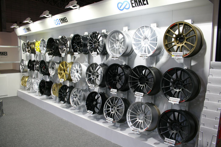 ブース内にずらりとディスプレイされたENKEIのホイール。
