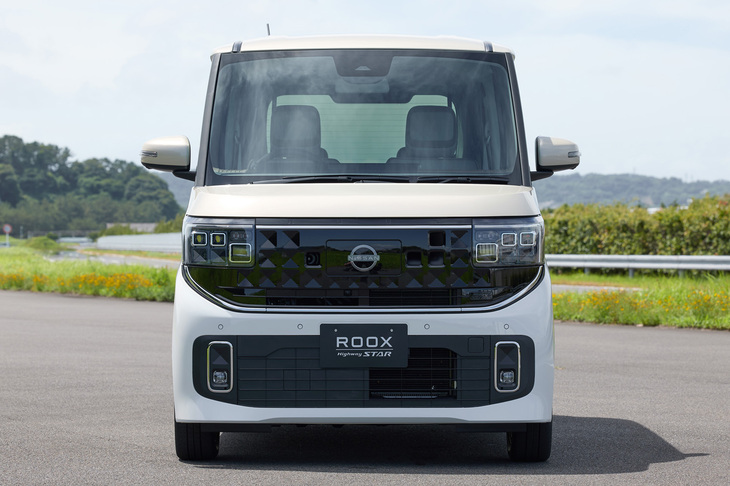 刷新されたエクステリアは、「ルークス」のネーミングの由来である「Roomy×Max」をコンセプトとし、軽規格のなかで最大限の大きさを表現したという。「ハイウェイスターGターボ」以上のグレードには 「アダプティブLEDヘッドライトシステム」が標準で装備される。