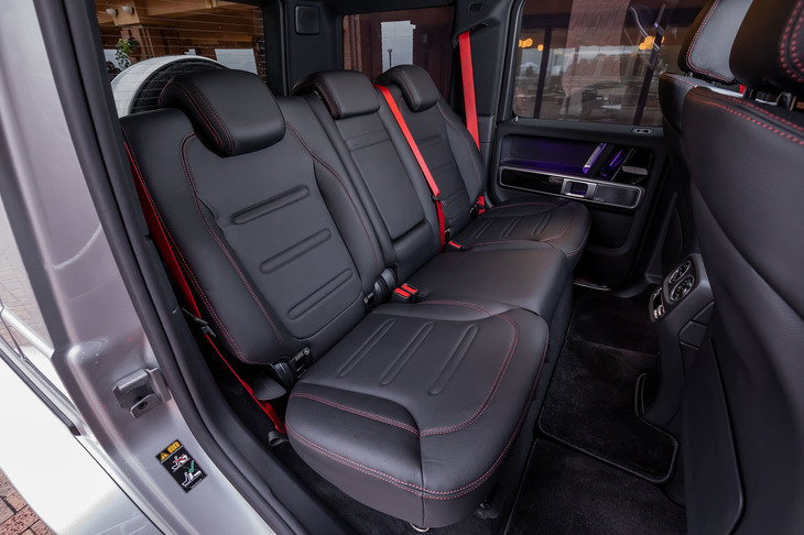 後席は60：40のダブルフォールディング機構が備わる。シートヒーターは後席にも標準装備されている。