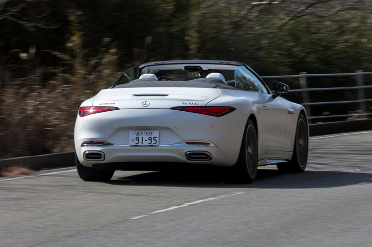 「マイバッハ」モードはよくも悪くもソフトな足まわりとタメのある運転感覚が特徴。本家の「SL」がメルセデスAMGブランドにくら替えしたため、よりゆったりと流すようなドライブが楽しめるのはこちらだ。