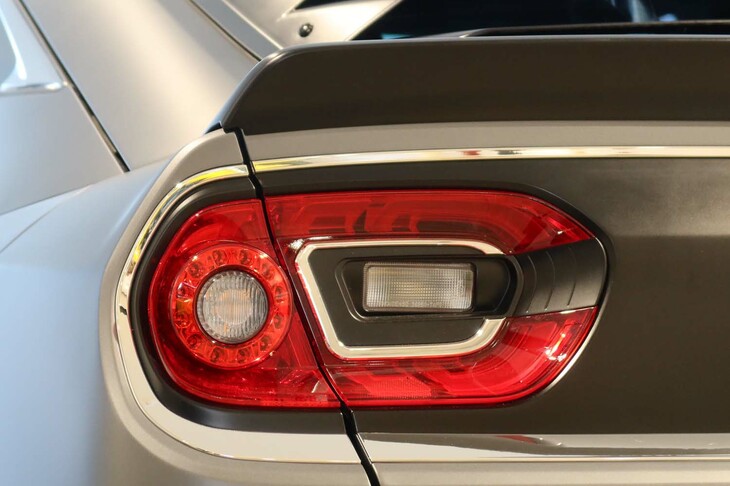 特徴的なリアコンビランプは、ミツオカのオリジナル。車体外側の円形部分のみ、既存モデルでの使用例があるものの、全体としては新開発という。