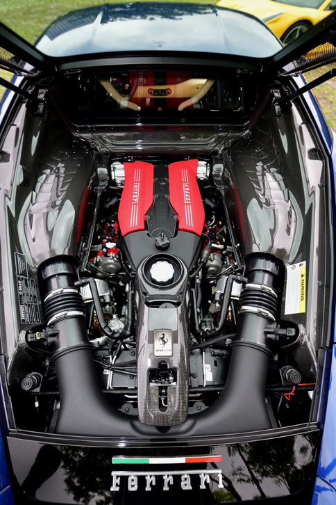 「488GTB」の心臓部。見た目もマッチョな3.9リッターV8ターボエンジンを搭載。（写真＝池之平昌信）