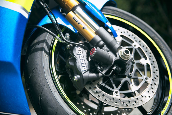 ダンパーは前後ともにショーワ製。ピストンの動きに関わらず、内部の油圧を均一に保つ機構を備えており、コーナリング時には高いグリップ力を発揮する。