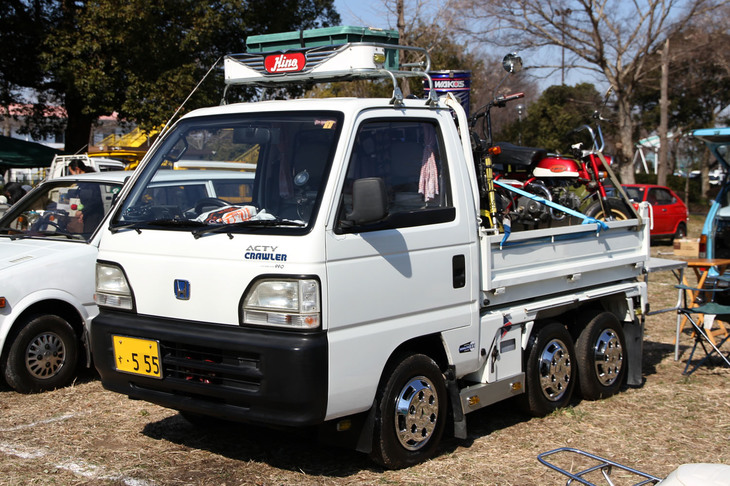 「ホンダ・アクティ クローラ」。初の市販四輪車である「T360」から軽トラックに雪上走行キットをオプション設定していたホンダ。これは2代目アクティがベースの雪上仕様で、しかも荷台はダンプ。雪上走行の際は、後ろ2軸にクローラ（キャタピラー）を掛ける。