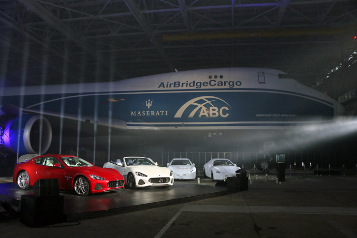 成田国際空港貨物ターミナルで行われた発表会の様子。奥に見えるのは日本向けの28台を空輸した「ボーイング747」。