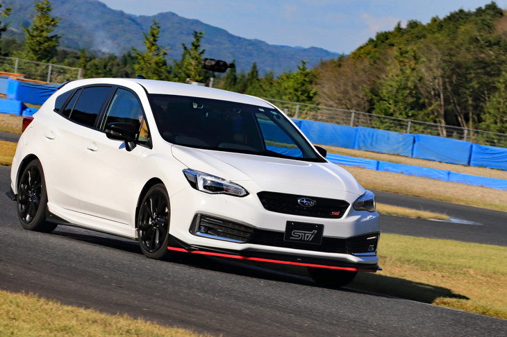 試乗車にはアンダースポイラーやルーフスポイラーなど、STIの空力パーツが装着されていた。