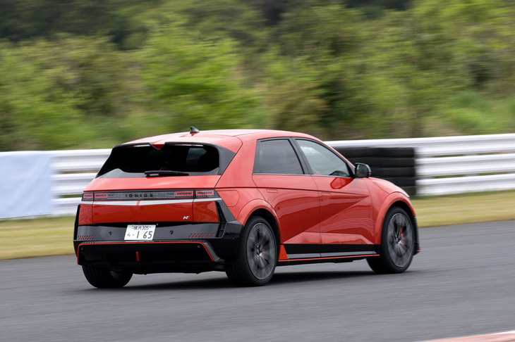 足まわりはフロントがストラットでリアがマルチリンク。ホイールのGセンサーと6軸のジャイロセンサーを使った電子制御可変ダンパーを装備する。