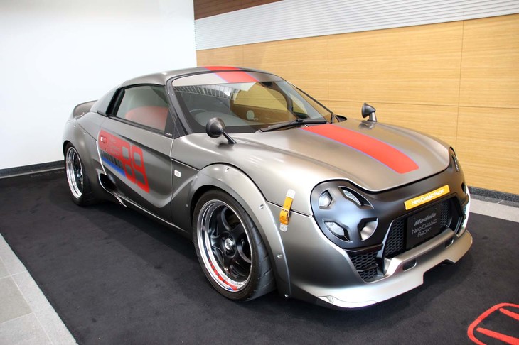 こちらは実車の「モデューロ・ネオクラシックレーサー」。2019年に発表された、「ホンダS660」ベースのカスタマイズカーである。