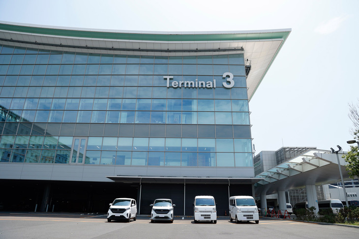 「自動車用自己放射冷却塗装」の実証実験が行われている羽田空港第3ターミナル横の作業エリアに並んだ「NV100クリッパーバン」と電気自動車「サクラ」。いずれも右側が自動車用自己放射冷却塗装が施された車両、左側が比較のために用意された通常塗装車両。