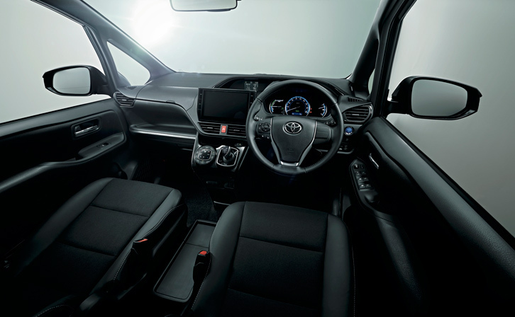 「ノアSi“W×B”」のインストゥルメントパネルまわり。