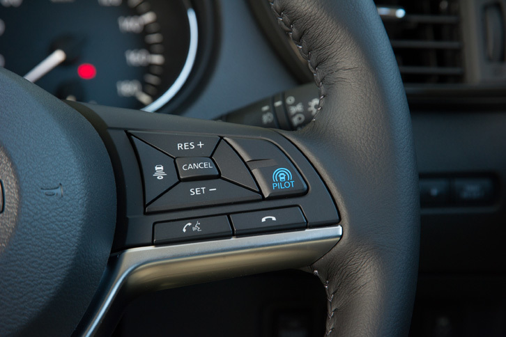 日産エクストレイル20X（「プロパイロット」の操作スイッチ）