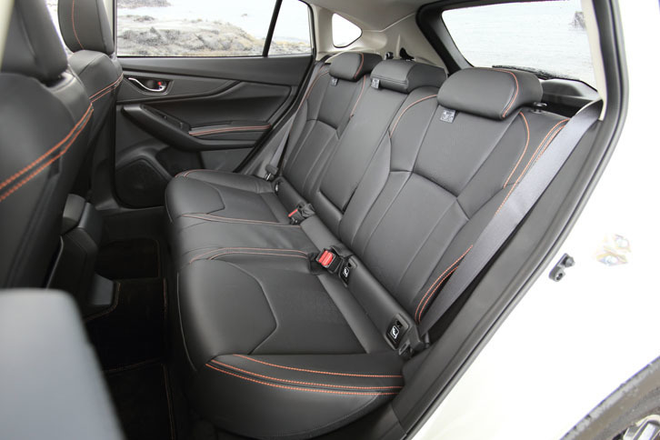 室内の広さも新型「XV」の自慢。後席の足元は旧型より26mm広がっている。