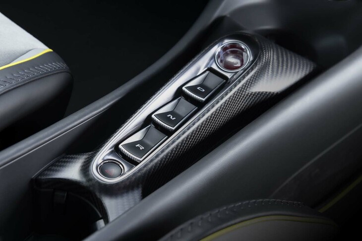 シフトセレクターはプッシュボタン式。8段DCTはリバースギアを備えておらず、モーターによって後退する。