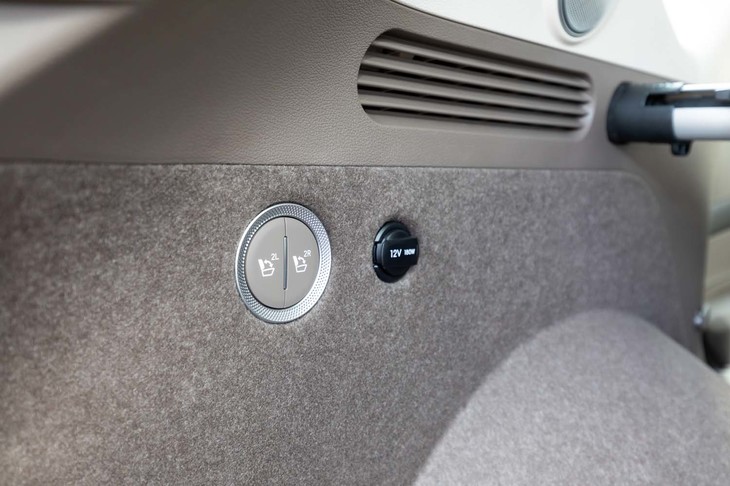 ジェネシスGV80（ラゲッジスペース側面の後席調節スイッチ）