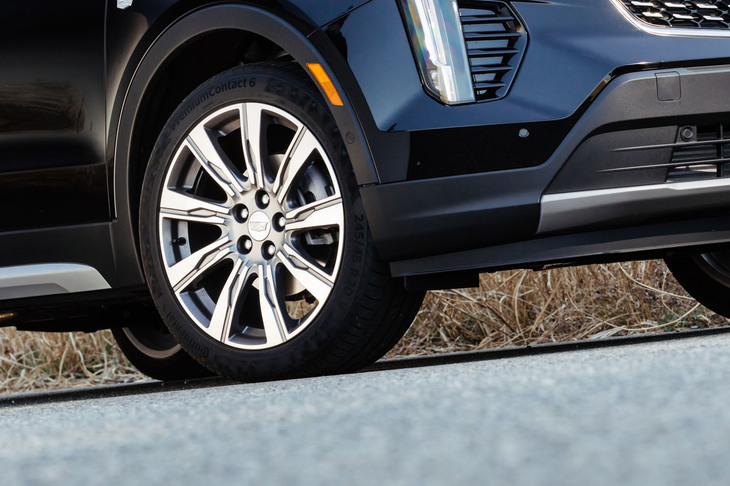 足元の仕様はグレードによって異なり、「プラチナム」には20インチの9スポークアルミホイールが装着される。