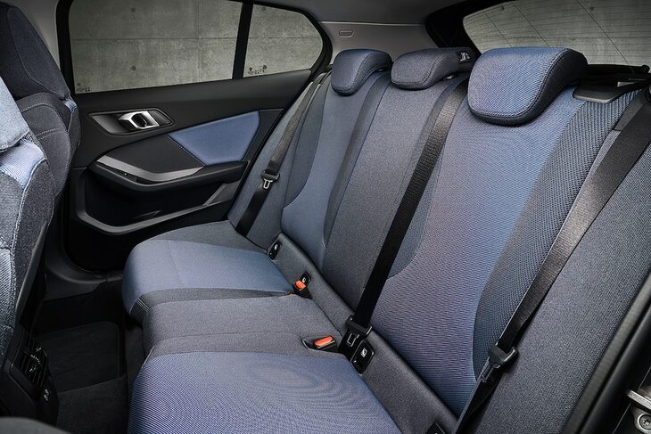 シート表皮はオプションでリサイクル素材や人工皮革、「M135」では人工皮革とアルカンターラのコンビネーションなどが選択可能だ。