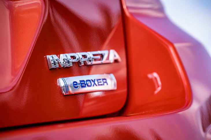 スバル・インプレッサ（リアハッチ右のエンブレム）