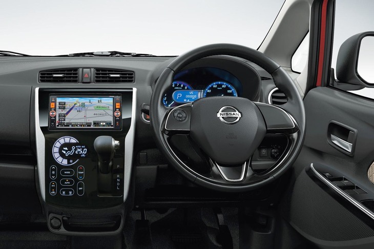 写真のステアリングホイールは、先代「デイズ」のもの。三菱が開発したこのモデルには、円形のステアリングホイールが採用されていた。