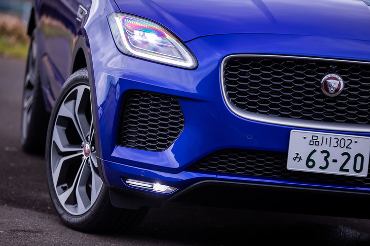 フロントフェイスには2019年モデルまでの「F-TYPE」で採用されていたデザイン要素が盛り込まれている。試乗車はオプションのシグネチャーデイタイムランニングライト付きマトリクスLEDヘッドライトを搭載。市街地、郊外、高速道路、悪天候などのさまざまな条件に合わせて配光を最適に自動調整する。