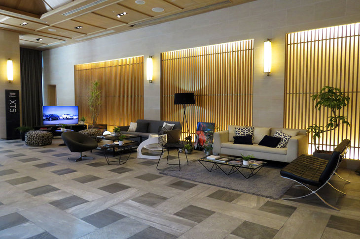 ニューヨーク・ダウンタウンに位置するキャデラック本社のブランド発信拠点「キャデラック・ハウス」をイメージしたという会場内の様子。