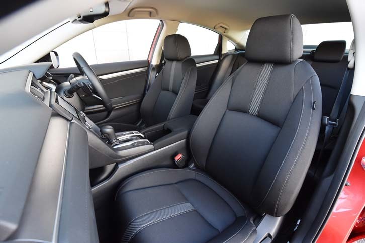 シート表皮はファブリックが標準。シートバックと座面には、斜めのストライプのアクセントが加えられる。