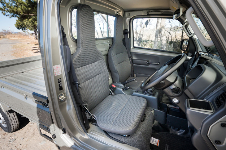 シートはご覧のとおり、ヘッドレスト一体型の簡素なもので、運転席がスライドする以外に調整機構は備わらない。上級グレードの「KX」（写真）ではシート表皮がファブリックとなる。