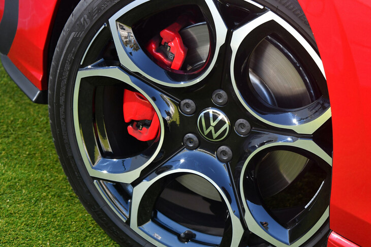 丸いスポークのデザインが目を引く、オプションの19インチアルミホイール。赤く塗られたブレーキのキャリパーも「GTI」の目印だ。