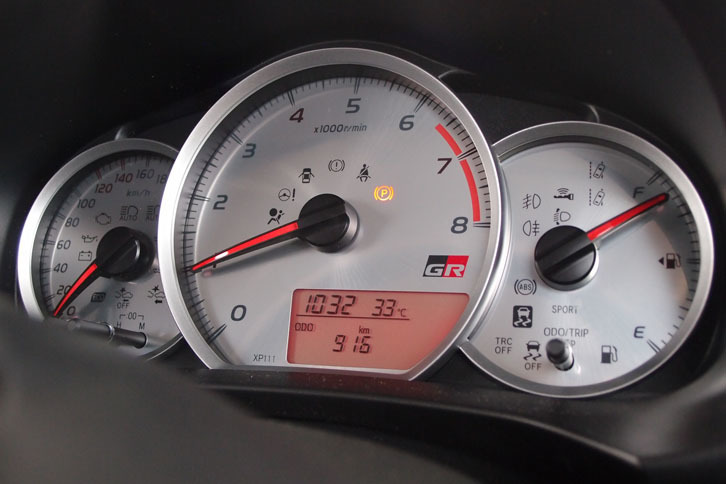 「ヴィッツGRスポーツ」の3連メーター。中心にはエンジン回転計が据えられる。