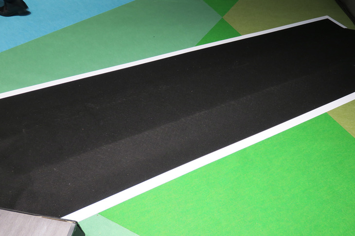 いろいろと有意義な展示が楽しめた「FUTURE EXPO」だが、もちろん気になった点がないわけではない。床にはところどころ電線を通すための“うね”があり、たびたびつまずいたし、ボケッとしていて実際に転んだ。未来の日本も、まだまだバリアフリーには程遠いようである。