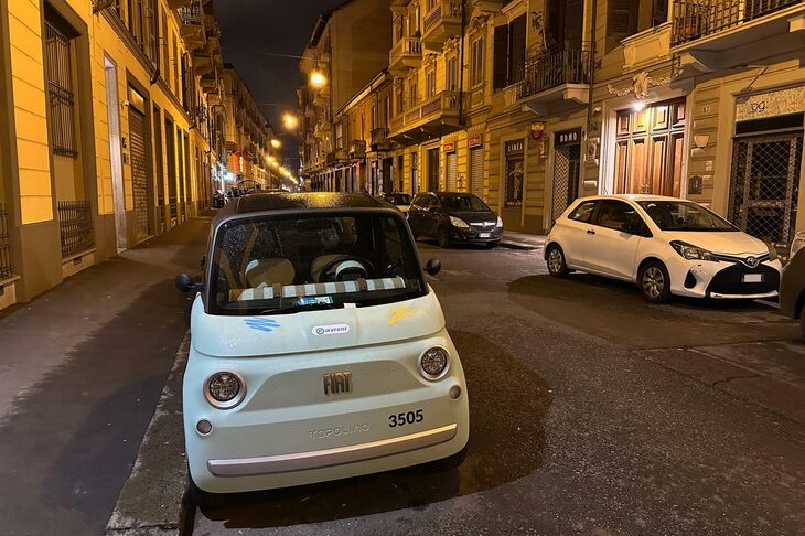 トリノでレンタカーに使われている「フィアット・トポリーノ」。2025年1月撮影。