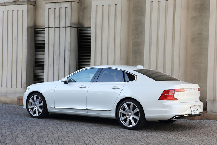 
	「ボルボS90」のリアビュー。同車のデザインには、2013年のフランクフルトモーターショーで公開されたコンセプトカー「コンセプト クーペ」のエッセンスが生かされている。
	