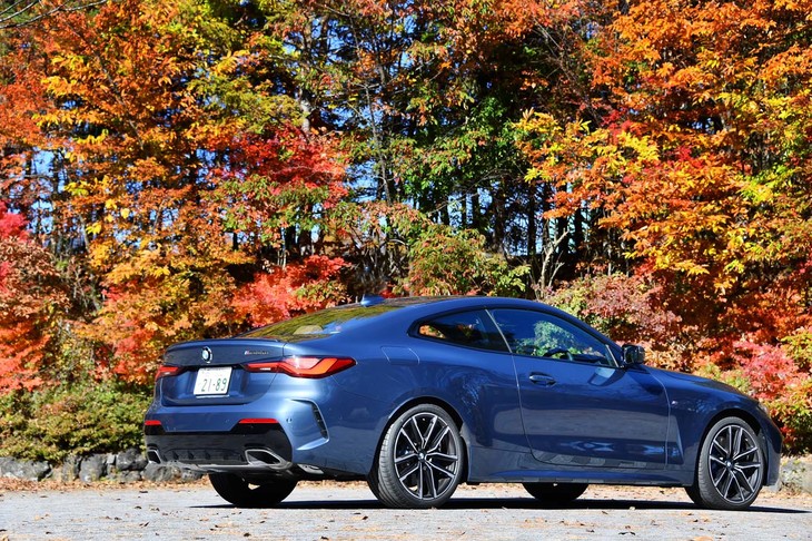 運転支援システムの充実も新型「4シリーズ」のセリングポイント。「高速道路渋滞時ハンズ・オフ・アシスト」も備わっており、一定の条件下で“手放し運転”も可能となる。