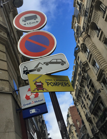 緊急時に消防はしご車の作業スペースになることを示す標識が、一番下に。