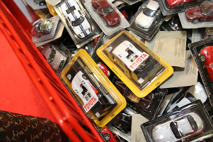 ミニカー販売店で。43分の1モデルのワゴンセールには、「トヨタ7」も。1台8ユーロ（約900円）、3台では約2300円。