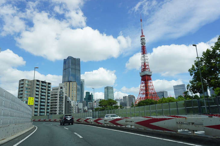 東京タワーと麻布台ヒルズ森JPタワーを、首都高のC1外回り芝公園出口付近から見た様子。左手には「ベントレー東京 芝ショールーム」があり、「ショーケース」に展示されたベントレー車を車窓越しに眺めることができる。