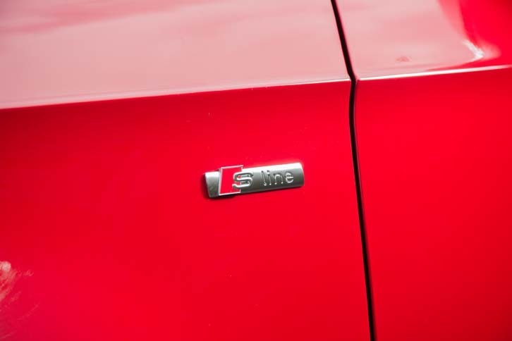「S line」のエンブレムは、フロントフェンダーの後方に装着される。