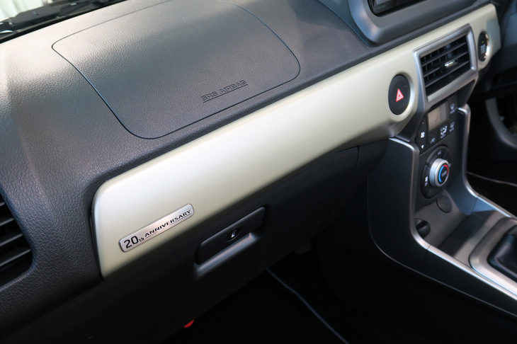 「ダイハツ・コペン20周年記念特別仕様車」専用のアイボリーインパネガーニッシュ。