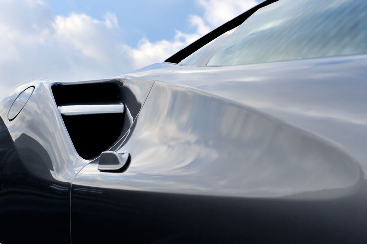 サイドインテークはフラップで上下2段に分割されている。ちょこっと立っているウイングレットのようなものはドア開閉用のノブ。