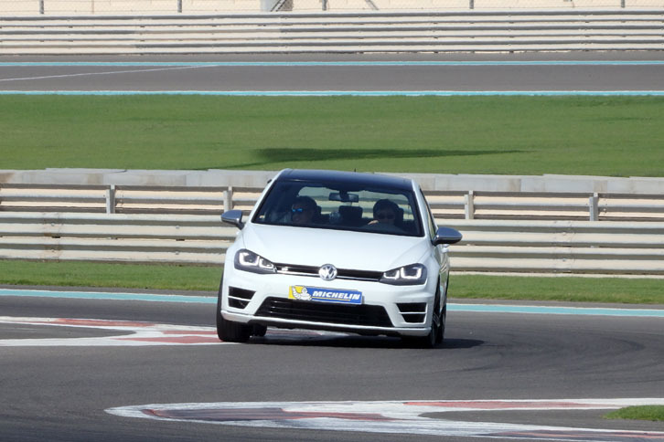 メインコースのショートカット部を利用してハンドリングをチェックする。素直で気持ちのいいハンドリングレスポンスに加え、ケース剛性の高さや、姿勢の制御がしやすい穏やかな過渡特性が際立った。（写真＝webCG）