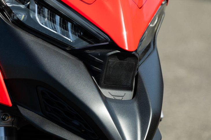 フロントに装備されるボッシュ製の中距離レーダーセンサー。周波数レンジ77GHzのミリ波レーダーである。