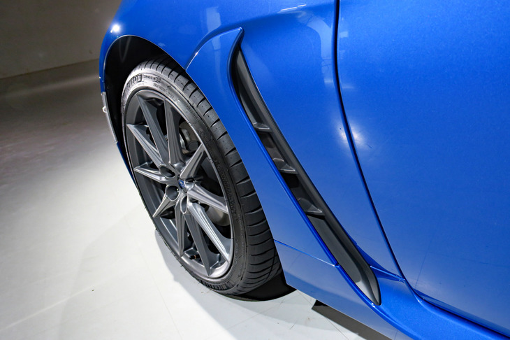 スバルBRZ（フロントフェンダーのエアアウトレット）