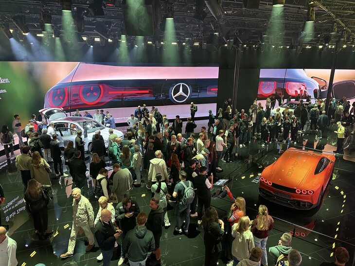 メルセデス・ベンツの市内パビリオン。吹き抜けから1階を望む。