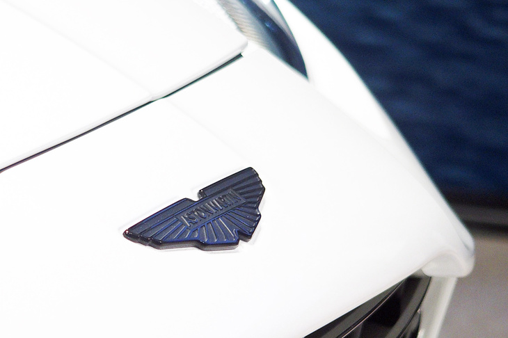 ノーズを飾るアストンマーティンのウイングエンブレム。　
	ほった「これは本当に、実物を見たかった。発表会に行けなかったのは、今年一番の残念トピックですよ」