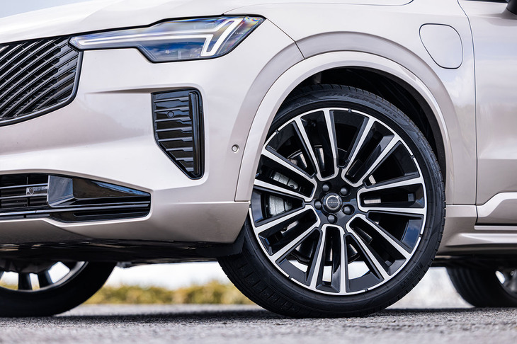 「XC90ウルトラT8 AWDプラグインハイブリッド」には、ダイヤモンドカット／ブラックの22インチ7ダブルスポークホイールが標準で装備される。今回の試乗車には275/35R22サイズの「ピレリPゼロ」タイヤが組み合わされていた。