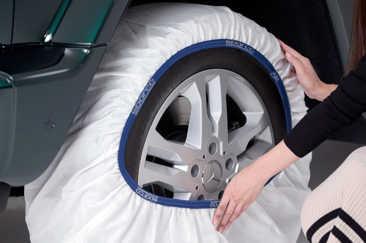 タイヤにスノーソックスをかぶせたのち、車両を少し動かして残りの部分をかぶせれば装着完了。氷雪路面をクリアしたのちにすぐに外すことも可能だ。乗用車用にホワイトが6種類、ハイパフォーマンスが6種類に加えて、トラック用にも14サイズ（オープンプライス）が用意される。