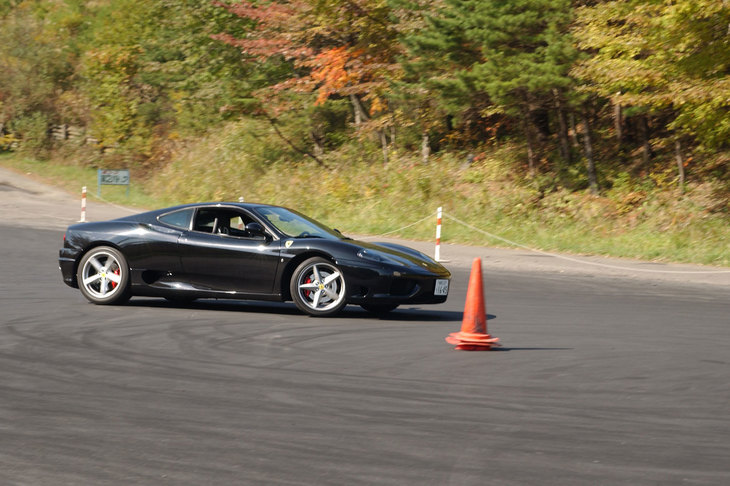 筆者がエビスサーキットのくるくるランドにて、「360モデナ」で定常円旋回を練習する様子。