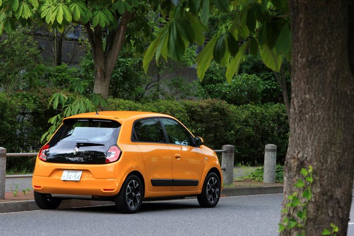 新しいデザインのリアバンパーやリアコンビランプもマイナーチェンジモデルの特徴。ボディーサイドのストライプも、ドット柄に変更されている。