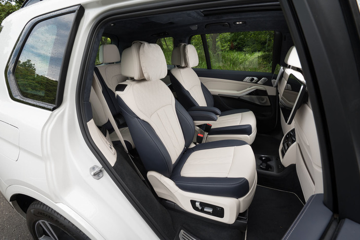 2列目シートは、2座独立式（写真）と3座ベンチ式から選択可能だ。