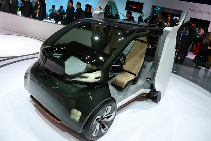 「ホンダNeuV」。ドライバーの表情や声の調子を読み取り、選択肢を提案するというコンセプトカー。