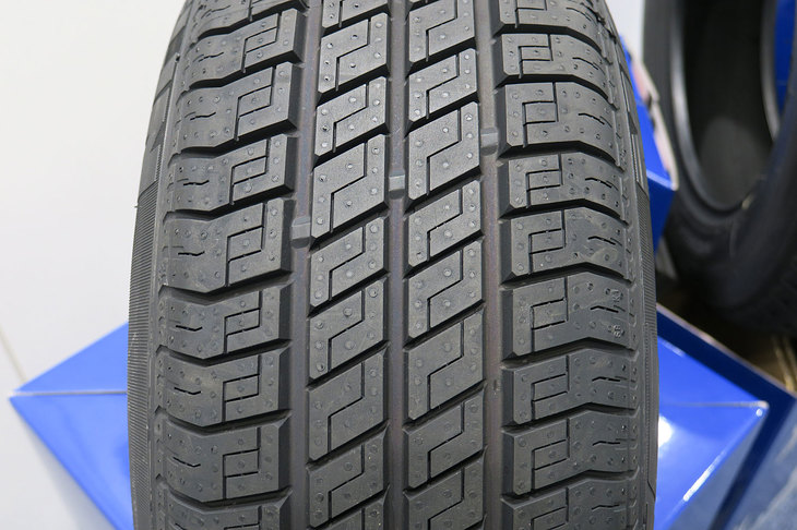 「MXV3-A」のトレッドパターン。当時の金型を現代の加硫機に取り付けるのは不可能なので、クラシックタイヤを製造するためには、同じデザインの金型をわざわざつくり直す必要があるのだ。